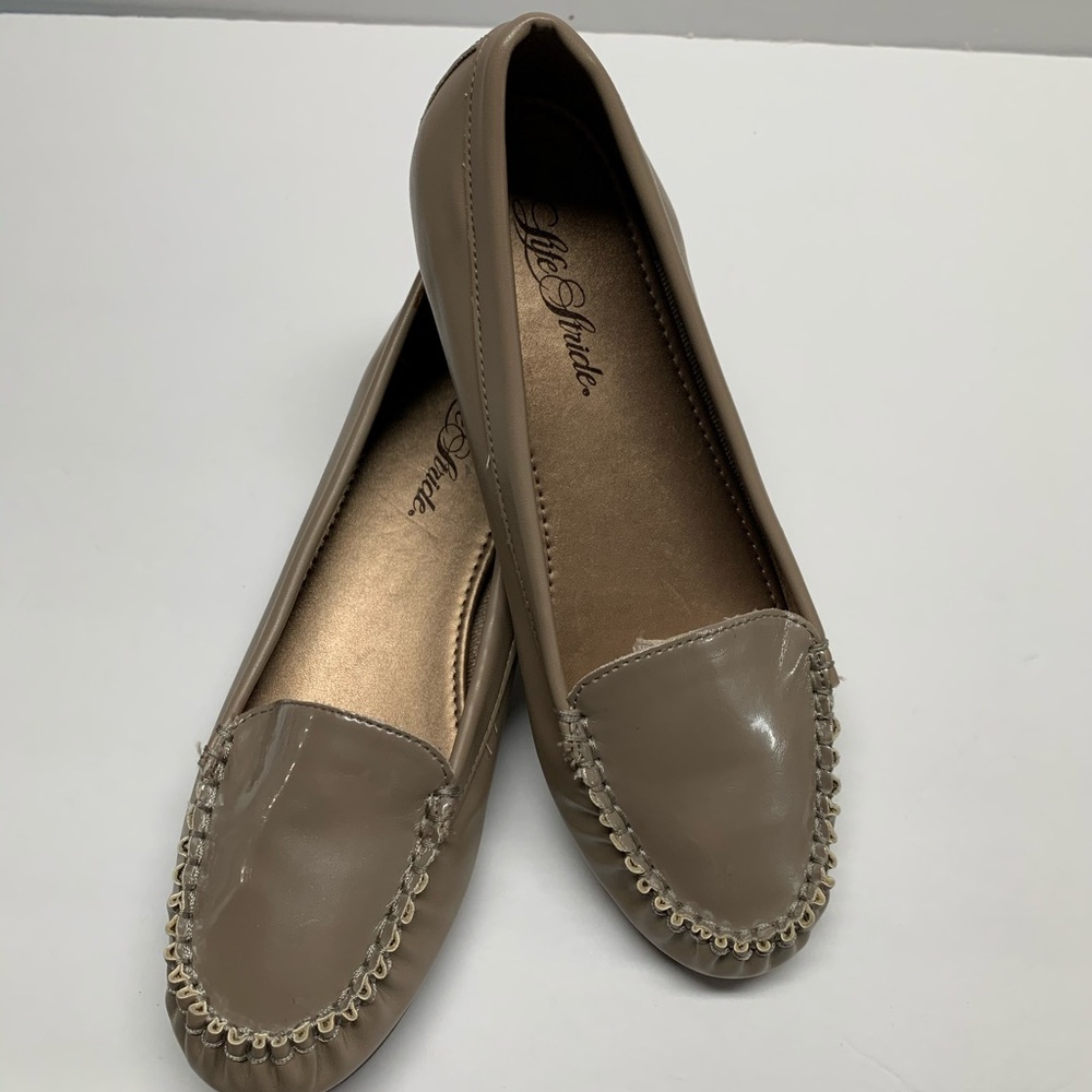 S20-  51  NWOB- LIFE STRIDE TAUPE LOAFERS